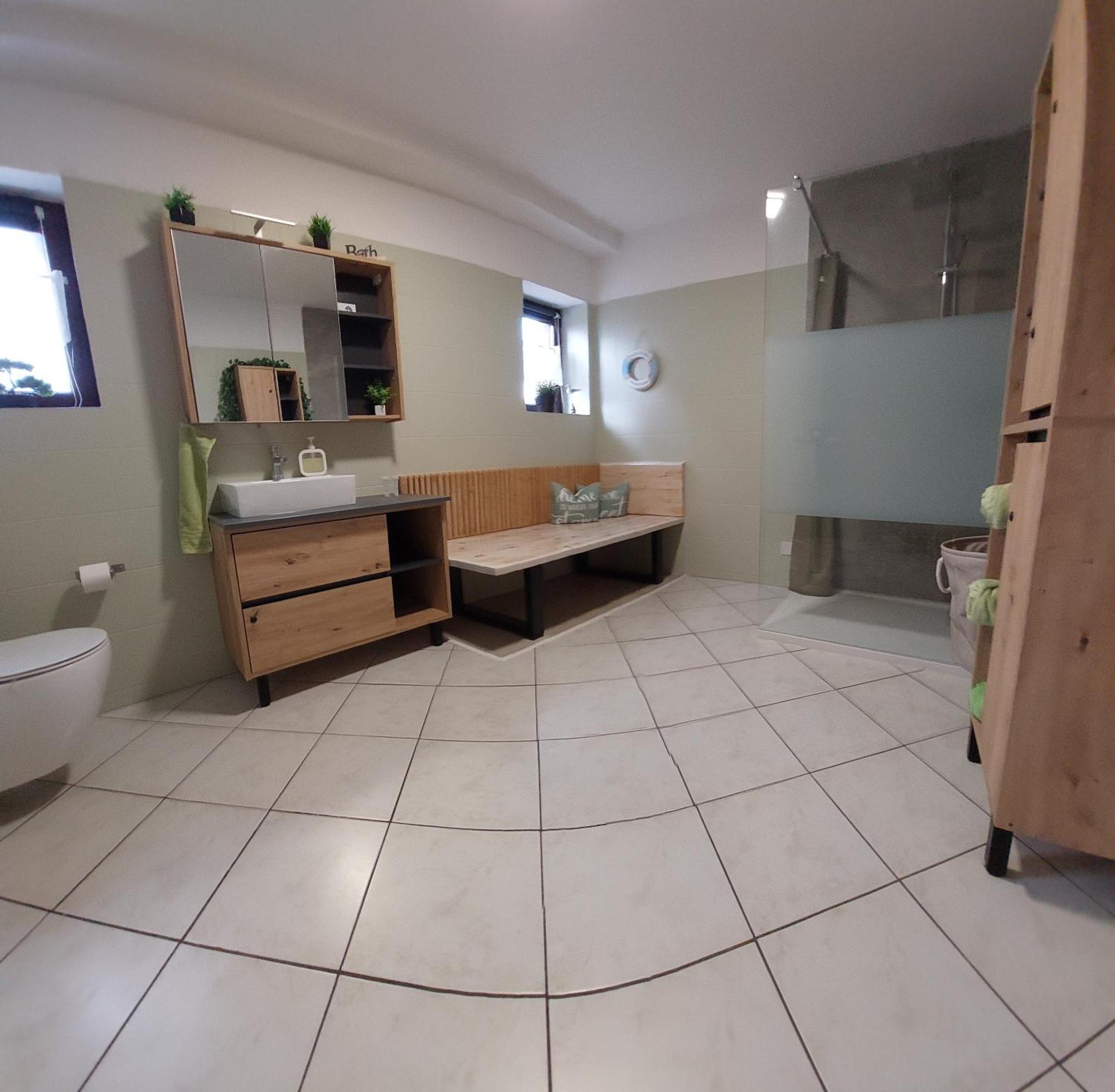 Ganze Ferienwohnung 5 Km Von Erfurt, Mit Kaffeevollautomat, Tv, Wlan, Boxspringbett, Schlafsofa Und Einkaufsmoeglichkeiten, Sehr Gute Anbindung Zur A71 Und A4, Kostenloser Oeff Parkplatz Fuer Pkw Und Transporter Elxleben エクステリア 写真