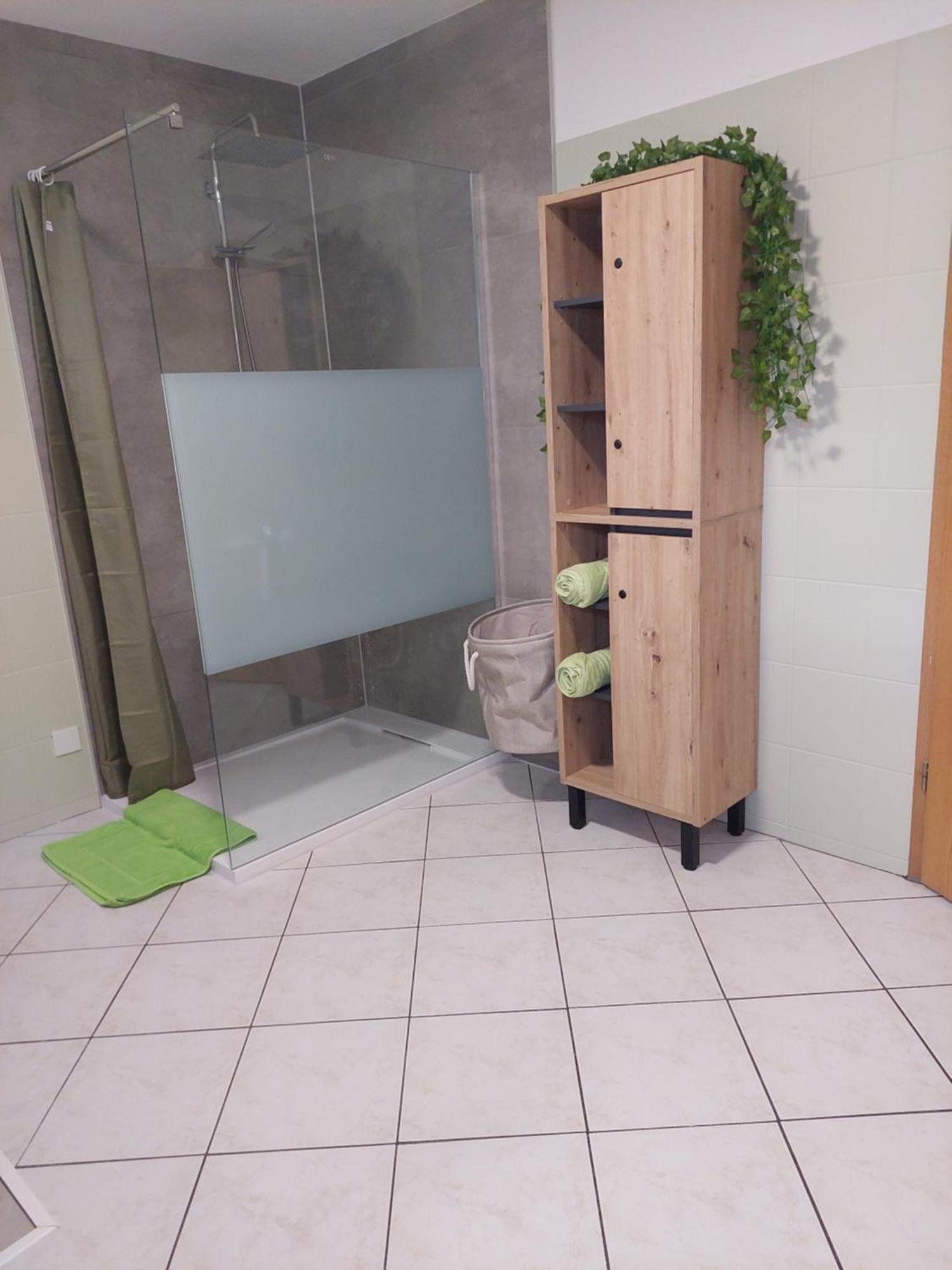 Ganze Ferienwohnung 5 Km Von Erfurt, Mit Kaffeevollautomat, Tv, Wlan, Boxspringbett, Schlafsofa Und Einkaufsmoeglichkeiten, Sehr Gute Anbindung Zur A71 Und A4, Kostenloser Oeff Parkplatz Fuer Pkw Und Transporter Elxleben エクステリア 写真